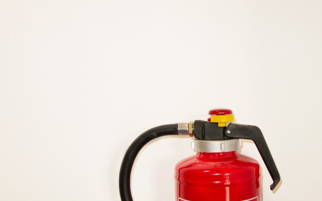 Cómo usar un extintor para apagar un incendio